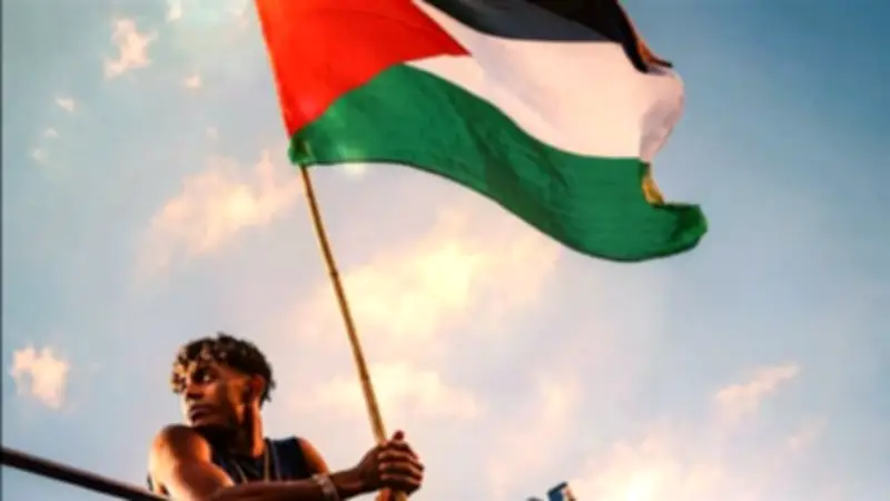 رئيس وزراء إسبانيا يدافع عن لامين يامال بعد رفع علم فلسطين