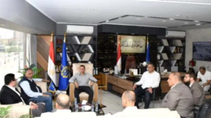 محافظ أسوان يبحث آليات متطورة لضبط تداول السولار والبنزين