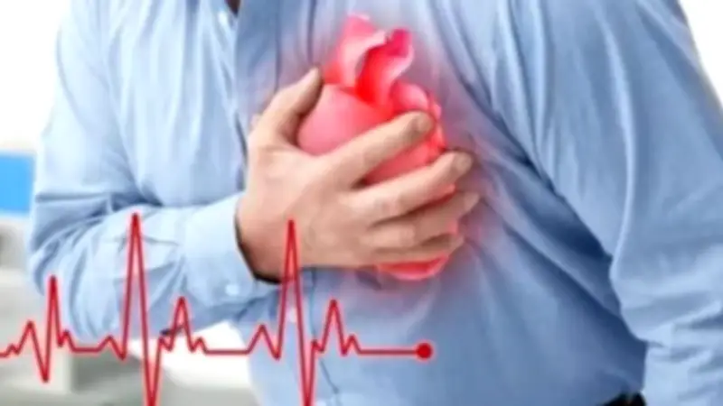 أخصائي يروي لحظات إنقاذ مريض توقف قلبه داخل الإسعاف
