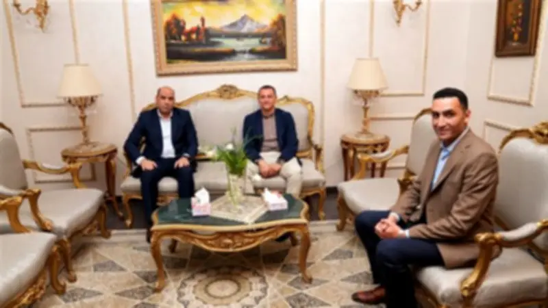 محافظ أسوان يستقبل وزير العمل بالمطار لبدء جولة ميدانية بالصعيد