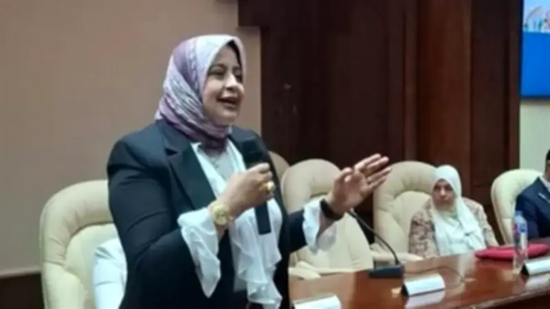 صدمة مديرة التعليم المجتمعي من حجم الأزمات في أول اجتماع: "أنا لسه مذاكرتش الملف"