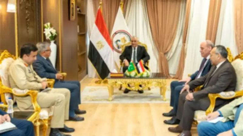 وزير الإنتاج الحربي يبحث مع سفير باكستان تعزيز التعاون في الصناعات الدفاعية