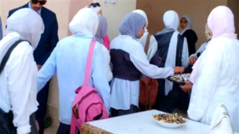 تعليم الفيوم يوزع الورود والشيكولاتة على الطلاب في أول أيام الامتحانات