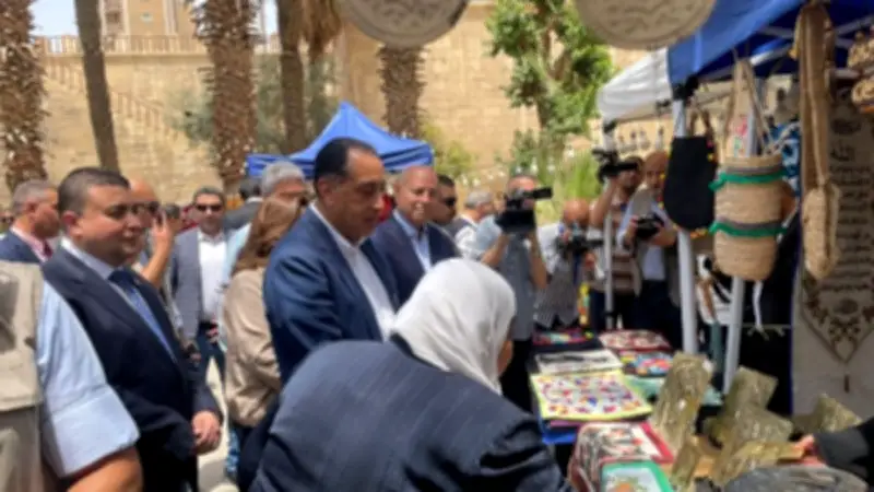 مدبولي يتفقد سوق اليوم الواحد ومعرض الحرف التراثية بشارع المعز