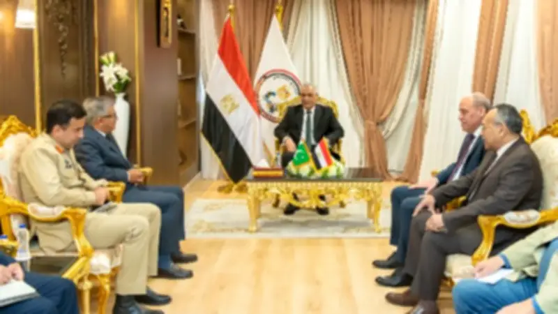 وزير الإنتاج الحربي يبحث مع سفير باكستان تعزيز التعاون في الصناعات الدفاعية