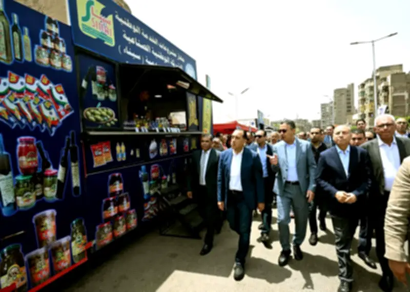 رئيس الوزراء يتفقد معرض أهلا بالعيد بالجمالية استعدادا للعيد