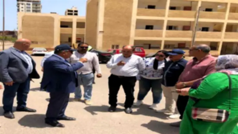 محافظ الدقهلية يتفقد مدارس المنصورة ويصدر إنذارات لملاك الأراضي المهملة