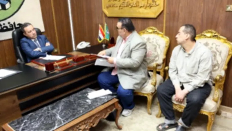 محافظ المنوفية يلتقي المواطنين ويصرف مساعدة عاجلة لشاب من ذوي الهمم