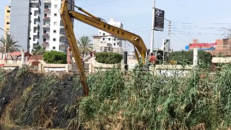 محافظ كفر الشيخ يتابع أعمال تطهير وتكريك مصرف نشرت بقلين