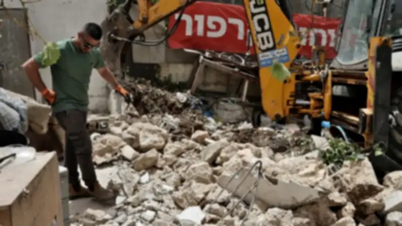 فلسطينيون يهدمون منازلهم بأيديهم لتجنب غرامات الاحتلال في سلوان