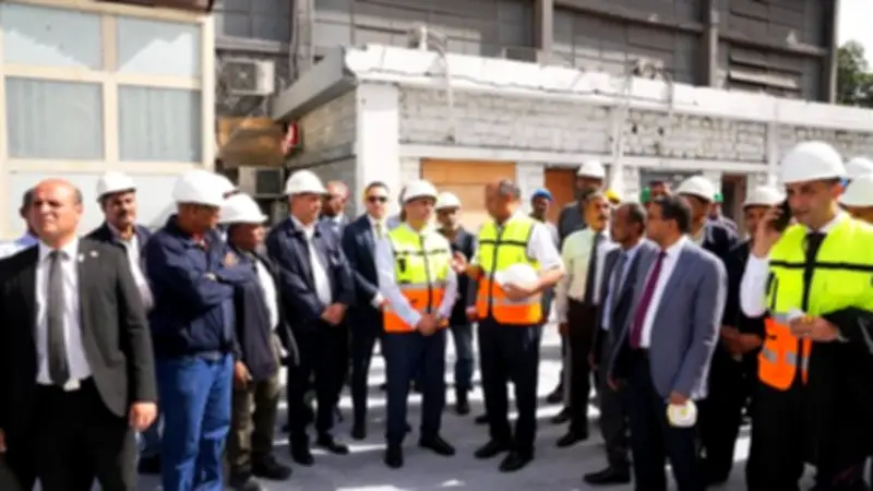 وزير العمل يمنح دعما ماليا ورعاية صحية للعمالة غير المنتظمة في أسوان