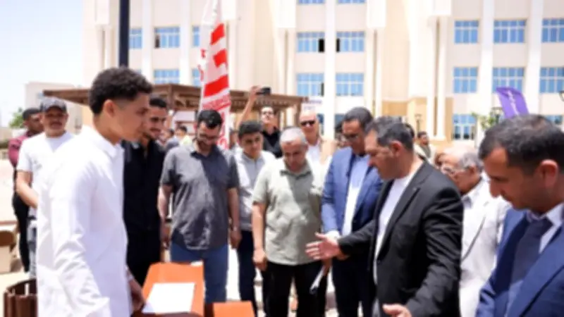 رئيس جامعة المنصورة الأهلية يتفقد مشروعات طلاب هندسة باليوم العلمي للتصنيع