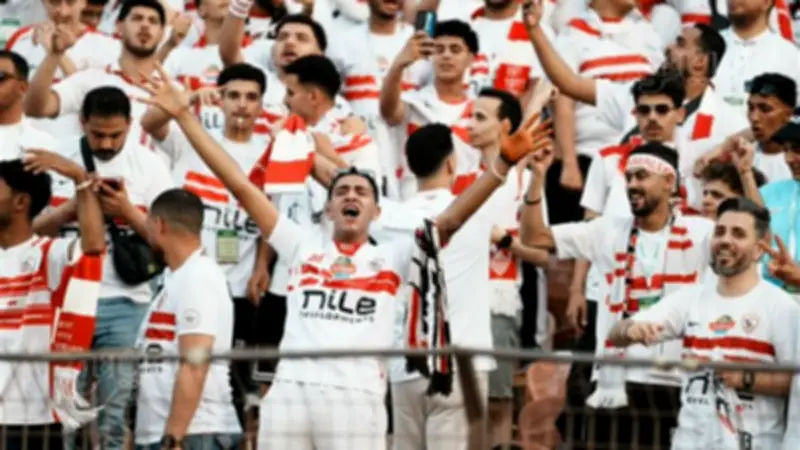 مدحت عبد الهادي يساند الزمالك من المدرجات في نهائي الكونفدرالية