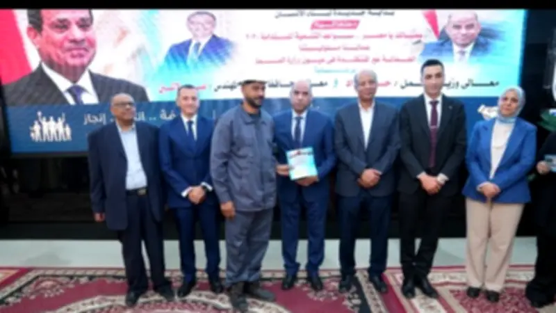 وزير العمل ومحافظ أسوان يتفقدان مصانع كيما والفيروسيلكون ويدعمان العمالة غير المنتظمة