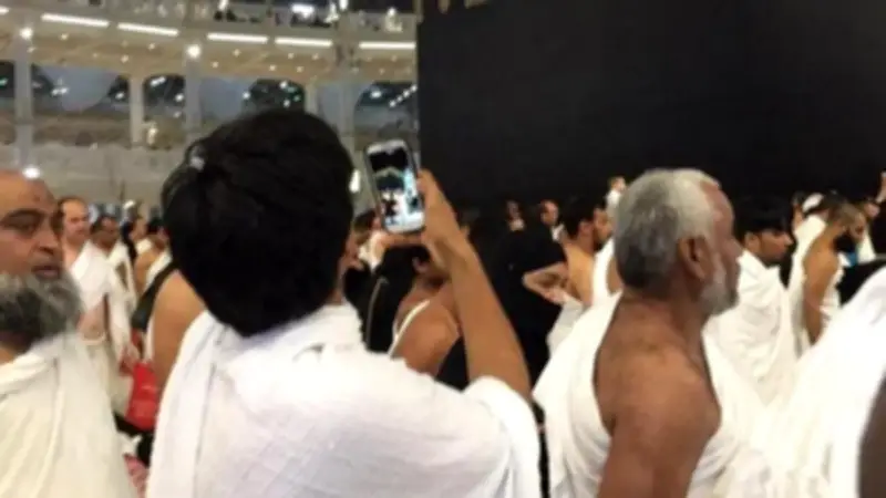 حكم الانشغال بالتصوير أثناء الحج والعمرة.. الإفتاء توضح الضوابط