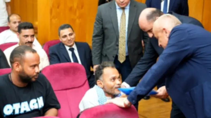 وزير العمل ومحافظ الأقصر يسلمان عقود عمل للشباب وذوي الهمم