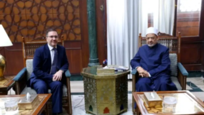 شيخ الأزهر يبحث مع السفير البريطاني تعزيز التعاون المشترك