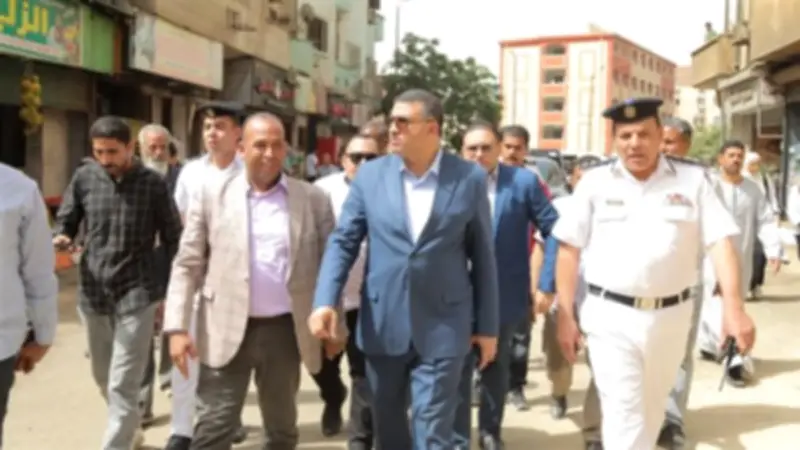 محافظ قنا يتفقد السوق الحضاري بنجع حمادي ويوجه بتشديد الانضباط وإزالة الإشغالات