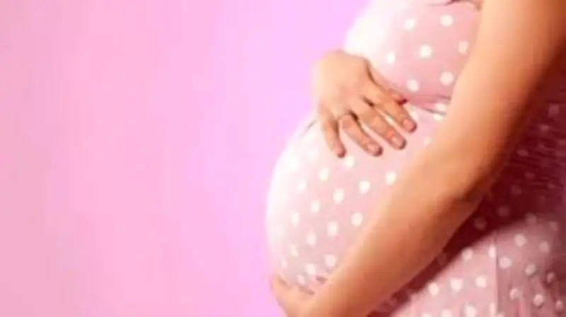 قرار وزاري بحظر العمل الإضافي وخفض ساعات عمل الحوامل