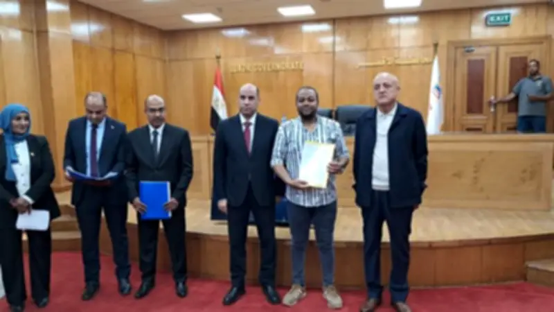 وزير العمل ومحافظ الأقصر يسلمان عقود عمل للشباب وذوي الهمم