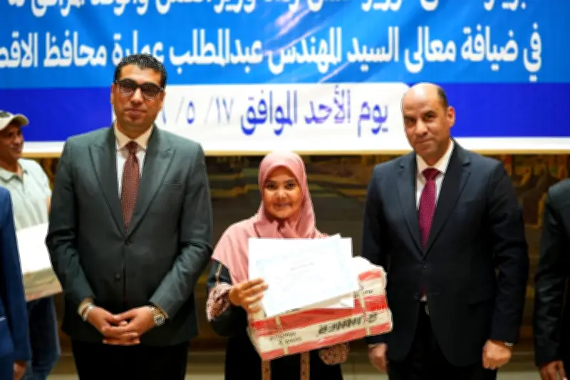 وزير العمل يسلم ماكينات تفصيل وخياطة لخريجي التدريب المهني بالأقصر