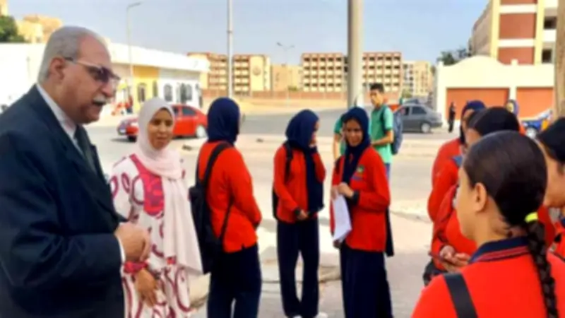 مدير تعليم البحر الأحمر ينتظر الطلاب خارج اللجان للاطمئنان عليهم