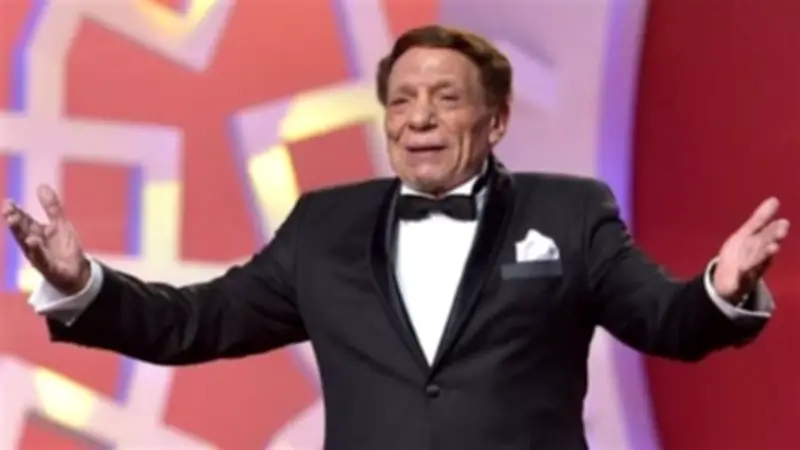 عادل إمام: مسيرة نصف قرن على خشبة المسرح من "دسوقي" إلى "بودي جارد"