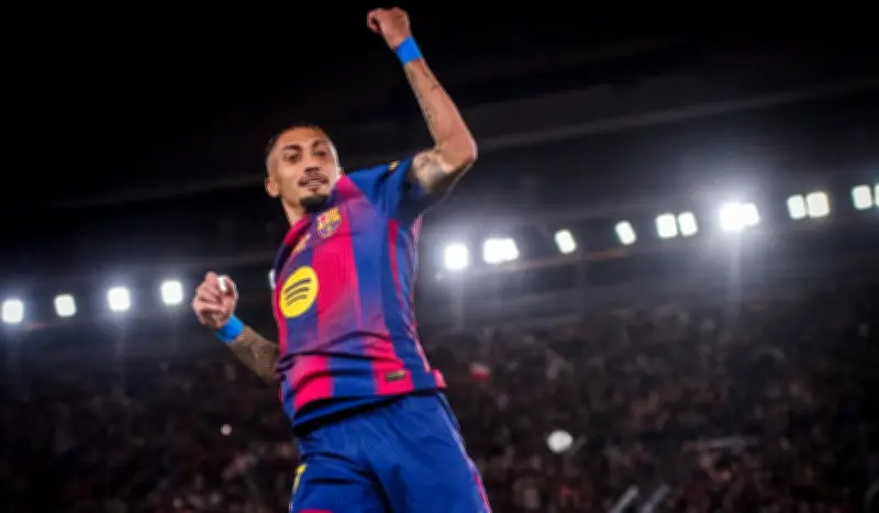 رافينيا يتقدم لبرشلونة أمام ريال بيتيس في الشوط الأول بهدف رائع