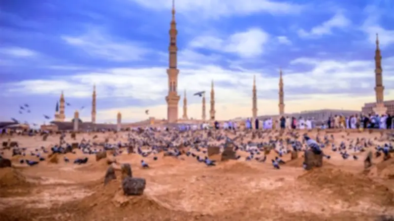 حكم زيارة أهل البقيع بعد الحج: استحبابها لمجاورة الأيام المباركة
