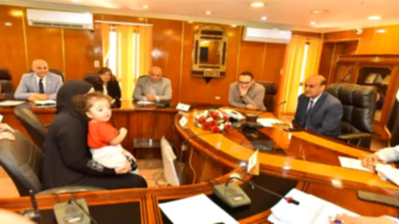 محافظ أسيوط يوجه بعلاج طفلين على نفقة الدولة ويمنح وحدة سكنية لأرملة
