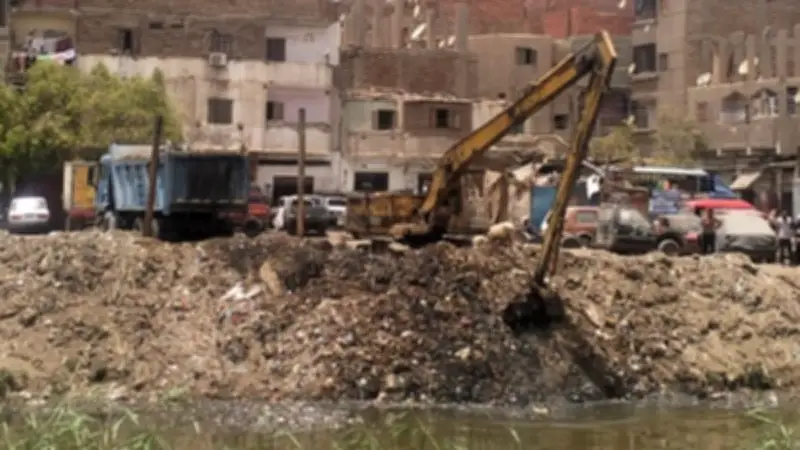 محافظ أسيوط يوجه برفع تراكمات القمامة على ضفاف ترعة الملاح بحي غرب