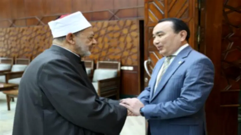 شيخ الأزهر يستقبل سفير كازاخستان ويؤكد تعزيز التعاون المشترك