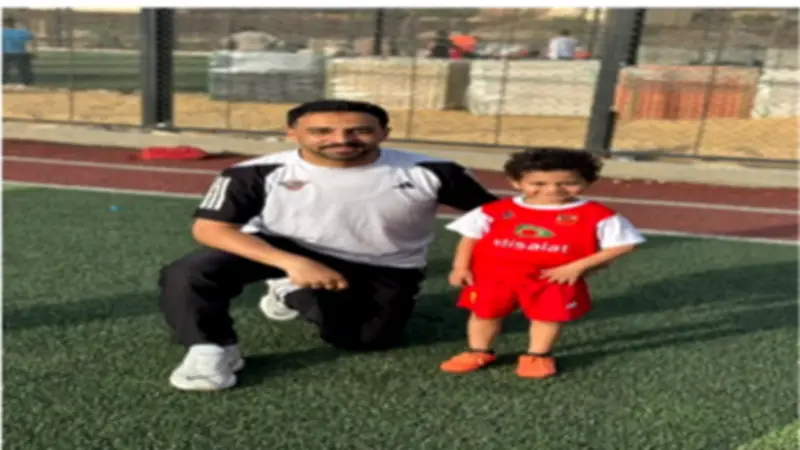 احتفال طفل بطريقة إمام عاشور يقوده لمنزل نجمه المفضل