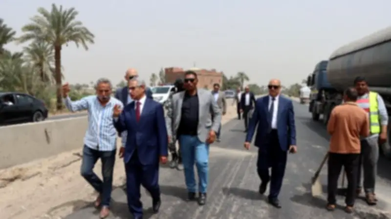 محافظ بني سويف يتفقد أعمال رصف وتطوير طريق دمو لتحسين السيولة المرورية