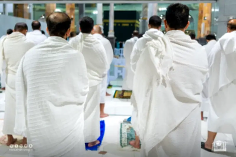 تغطية الرأس من الشمس أثناء الإحرام.. أمين الفتوى يوضح الحكم