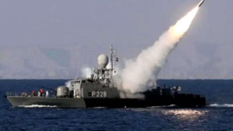 مصابون بنيران زوارق حربية إسرائيلية في خان يونس بغزة