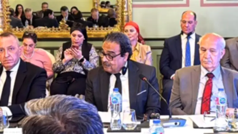 رئيس المصري الديمقراطي ونائبه يشاركان في مائدة مستديرة مع وفد الشيوعي الصيني