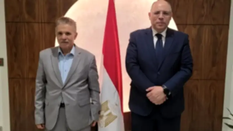 سفير مصر بالكويت يحتفي بوالد الطالب المتميز مصطفى مبارك