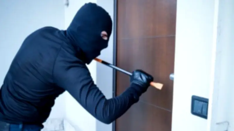 عاطل يواجه عقوبة السرقة بعد التسلق لشقة في النزهة بالقاهرة