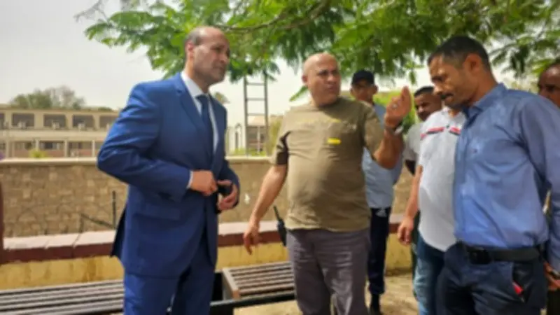 تركيب مقاعد خشبية بكورنيش الجامعة في أسيوط لراحة المواطنين