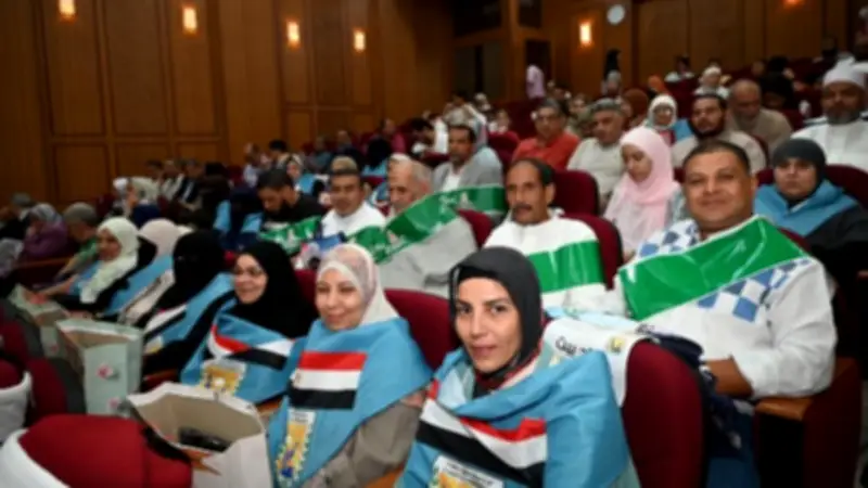 محافظ جنوب سيناء يودع حجاج الجمعيات الأهلية ويسلمهم ملابس الإحرام