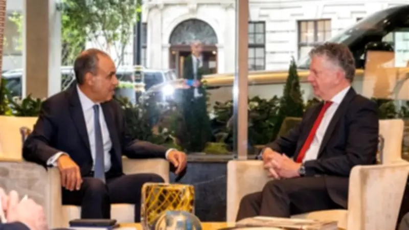 وزير الخارجية يبحث مع مستشار الأمن القومي البريطاني تعزيز العلاقات وتبادل الرؤى