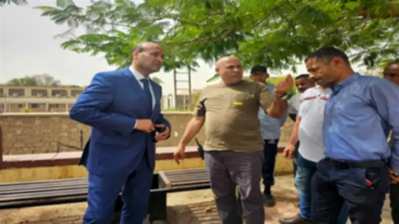 محافظ أسيوط يتفقد تركيب مقاعد خشبية على كورنيش الجامعة