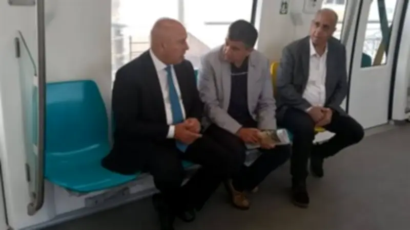 وزير النقل يستقل المونوريل متوجهاً إلى مقر عمله بالعاصمة الجديدة