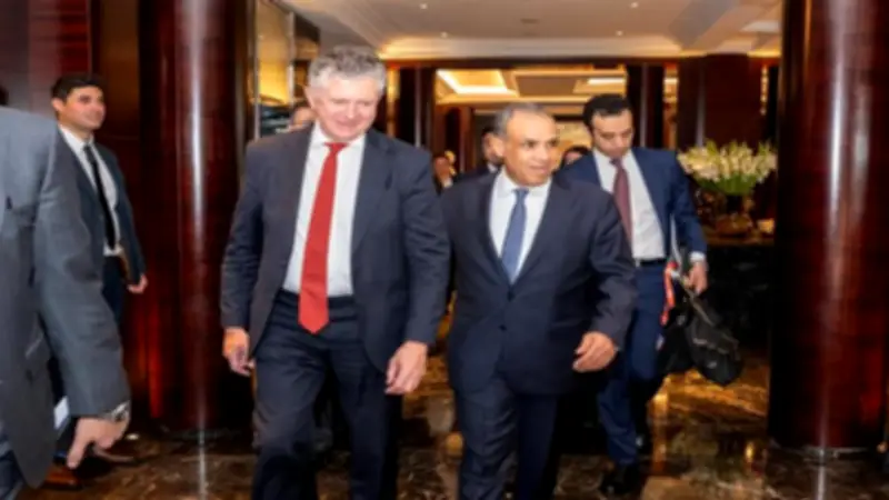 وزير الخارجية يطلع مستشار الأمن البريطاني على جهود خفض التوتر بالمنطقة