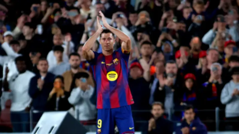 ليفاندوفسكي يودع برشلونة بالدموع ويتوقع فوزهم بدوري الأبطال