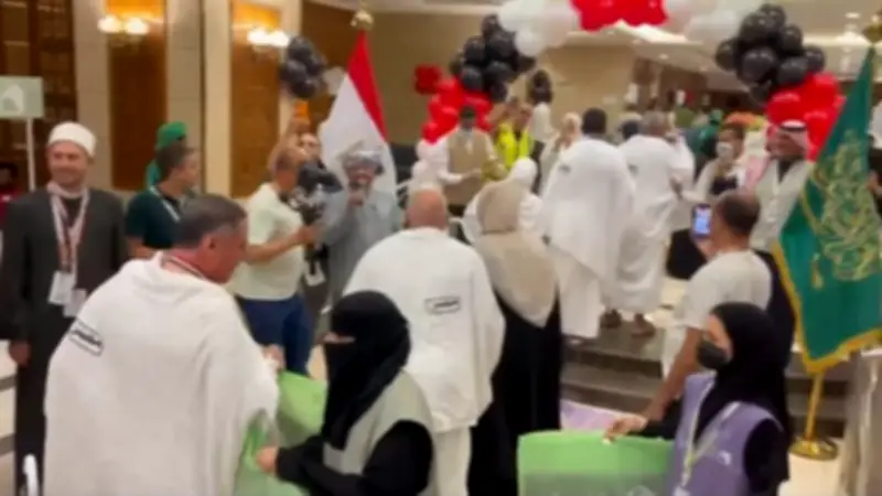 استقبال حجاج القرعة في مكة بالأناشيد الدينية والاحتفالات
