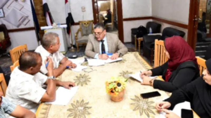 محافظ أسوان يوجه بتسريع إنجاز الملفات المتراكمة وتحسين الخدمات بإدفو