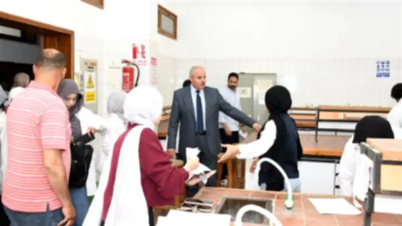 رئيس جامعة القناة يتفقد لجان امتحانات كلية الزراعة ويؤكد توفير الأجواء الملائمة للطلاب
