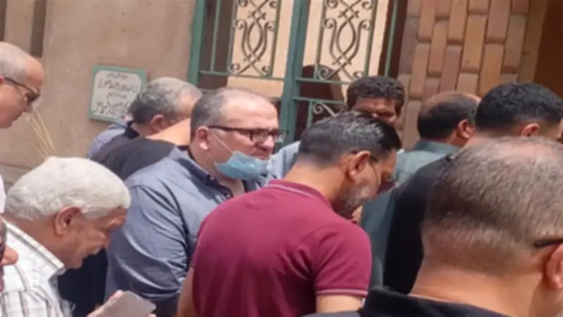 تشييع جنازة والد الشاعر هاني عبد الكريم في بنها بحضور الأهل والمحبين